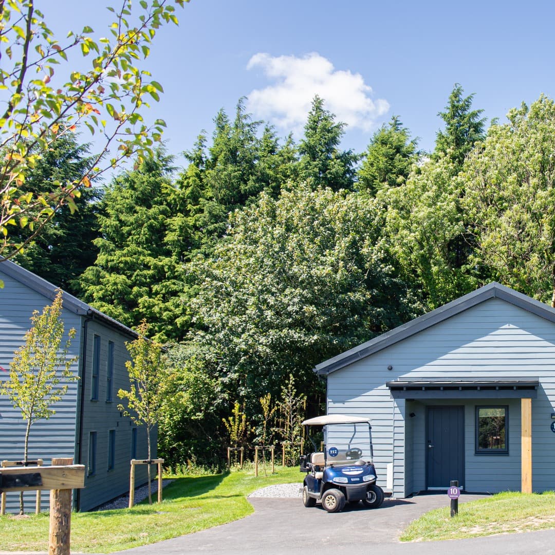 Nestled in nature. 🏡🌳🐿️

Swipe for a look inside our Solva Platinum Lodge! 👉

🛏️ Sleeps 4 | 2 Bedrooms | 1 Double Bed | 1 Twin
🛁 1 Bathroom
🛺 1 Complimentary Buggy

Tag someone that you'd like to stay here with. 🥰